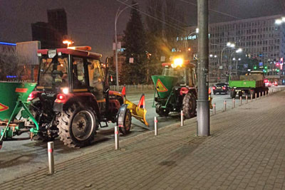 Дорожники з ночі розпочали превентивну обробку вулиць проти ожеледиці. Задіяно 89 одиниць спецтехніки