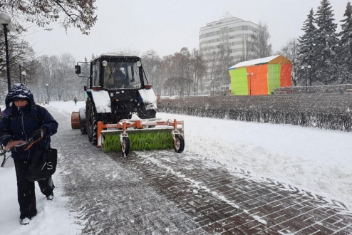 Відучора комунальні служби посилено прибирають сніг в Солом’янському районі
