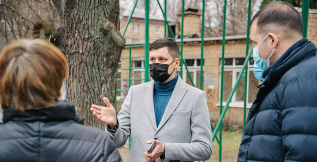 Заступник голови Солом’янської РДА разом із депутатами обговорили проект реконструкції стадіону школи №54