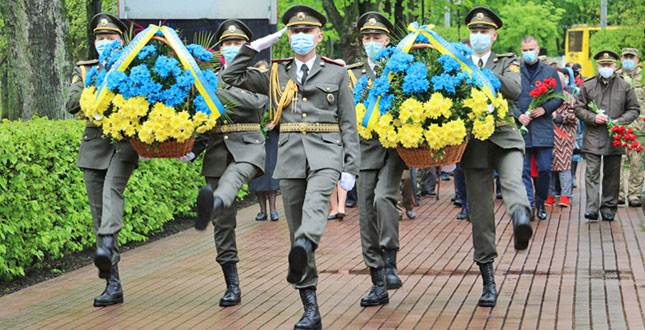 Адміністрацією Солом’янської РДА проведено урочисте покладання квітів до пам’ятних меморіалів загиблим воїнам