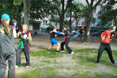 Вихованці підліткових клубів Солом’янського району відпрацьовують спортивні навички на свіжому повітрі