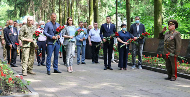 Керівництвом Солом’янської РДА проведено урочисте покладання квітів до пам’ятних меморіалів