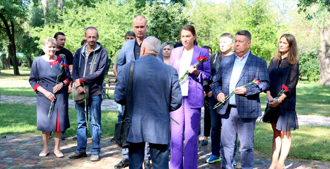 У парку Захисників України відбулась церемонія покладання квітів до пам’ятного меморіалу