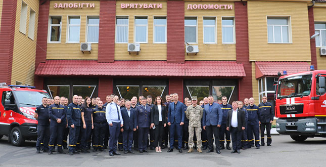 Ірина Чечотка привітала працівників районного управління ГУ ДСНС з із Днем рятувальника