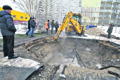 Новини міста: «Київенерго» просить киян бути обережними біля місць утворення провалів асфальту і витоку гарячої води