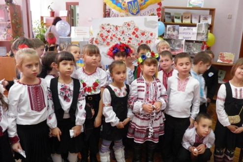 Бібліотека імені О. Пироговського для дітей зібрала найменших патріотів України — учнів 1-х класів школи № 43