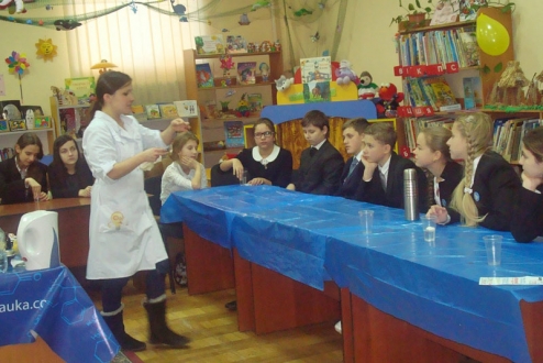 4 грудня в бібліотеці імені О.Пироговського відбулося чергове заняття з основ хімії в рамках освітнього проекту для школярів 11-12 років Smart Start