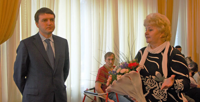 Керівник району Максим Шкуро привітав жінок Територіального центру з весняним святом