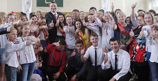 Віталій Кличко відвідав школу № 69 Солом’янського району з нагоди свята останнього дзвоника