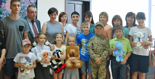 Олена Максимова зустрілася з дітьми, батьки яких загинули в АТО