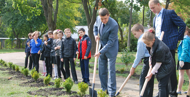 У школі № 54 Максим Шкуро разом з дітьми висадили квіти та кущі