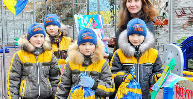 До новорічно-різдвяних свят школярі Солом’янського району підготували подарунки для своїх ровесників зі сходу