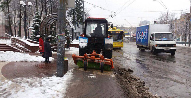 Фахівці КП УЗН Солом'янського району сьогодні прибирали район від снігу