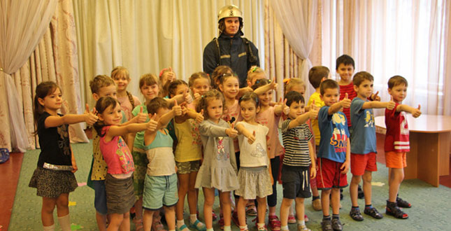 Рятувальники Солом'янського району із дошкільнятами здійснили уявну подорож до «Країни Пожежної безпеки»
