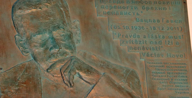 У Солом’янському районі відкрили інформаційну дошку на честь Вацлава Гавела
