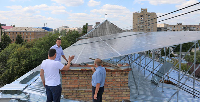 У Солом’янському районі працює перша у Києві сонячна станція на даху бюджетної установи