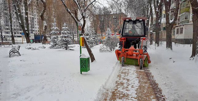 Комунальні служби Солом’янського району працюють у посиленому режимі для прибирання снігу