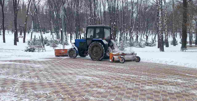 52 одиниці техніки та понад 450 працівників комунального господарства зранку очищають територію Солом’янського району  від снігу