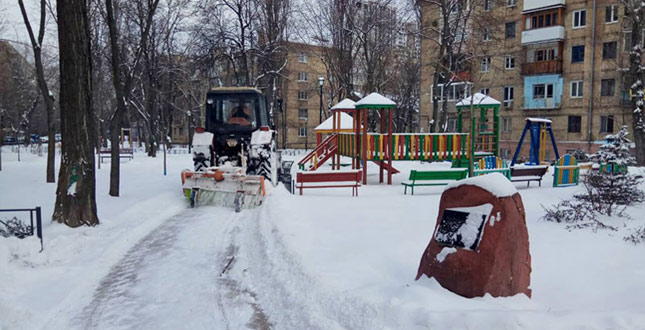 Комунальні служби Солом’янського району продовжують прибирати територію від снігу