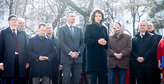 Біля російського посольства у Києві відкрили сквер імені Нємцова і меморіальну дошку