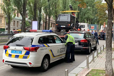 У Києві розпочали евакуацію авто, припаркованих у заборонених місцях