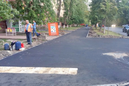 Шляховики Солом’янського району проводять поточні ремонти тротуарів