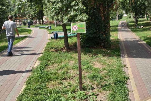 “Обережно, кліщі”: у парках району поновлюють попереджувальні таблички