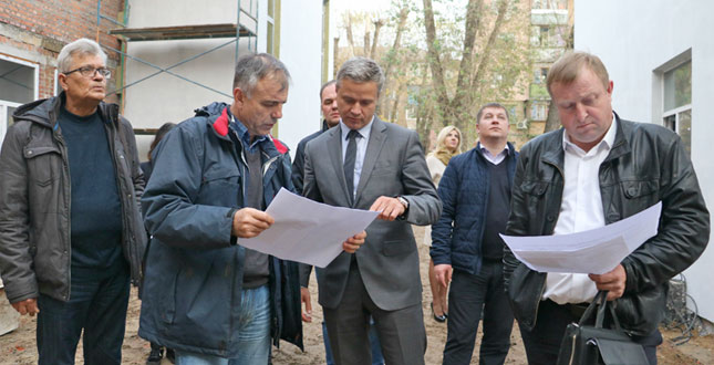 Володимир Бялковський перевірив, як триває реконструкція сучасної енергонезалежної школи на Відрадному проспекті