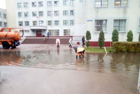 На території школи у Солом’янському районі оперативно ліквідували наслідки негоди