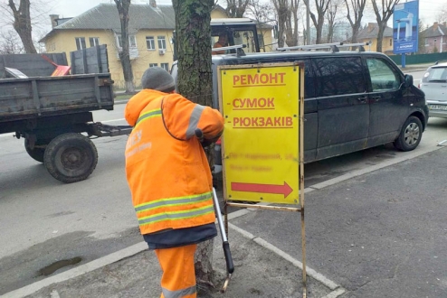 Вулиці Солом’янського району очищають від незаконних рекламних оголошень