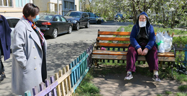 Олена Горпинченко без попередження інспектує, як дезінфікуються будинки району