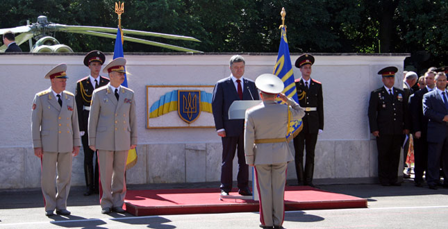 Президент України вручив дипломи випускникам Національного університету оборони України