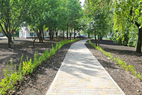 У Солом'янському районі завершили роботи з озеленення нового скверу на вул. Левка Мацієвича